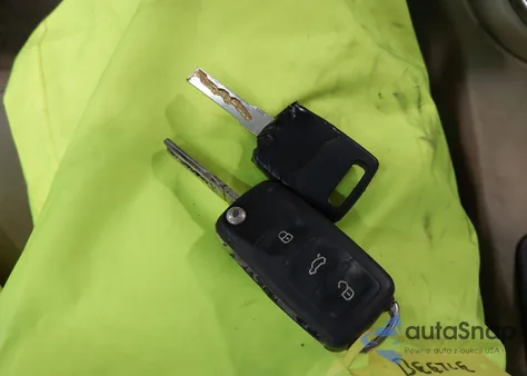 2013 Volkswagen Beetle 2.5L z USA, uszkodzony, nr VIN 3VWJP7AT6DM685459